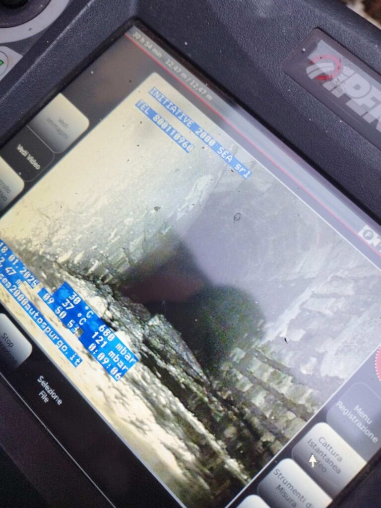 Immagini del monitor durante la videoispezione di una condotta fognaria.